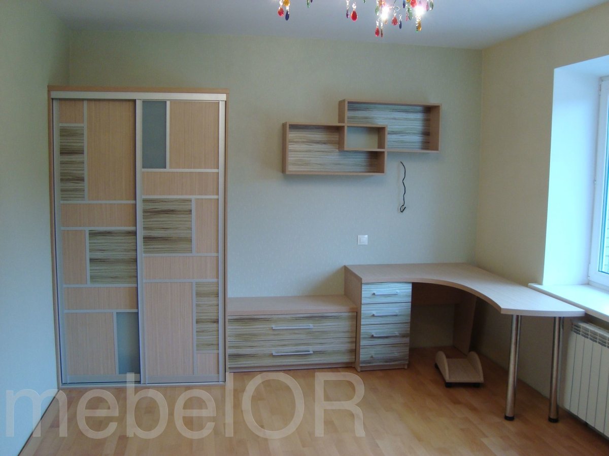 Угловая стенка с письменным столом