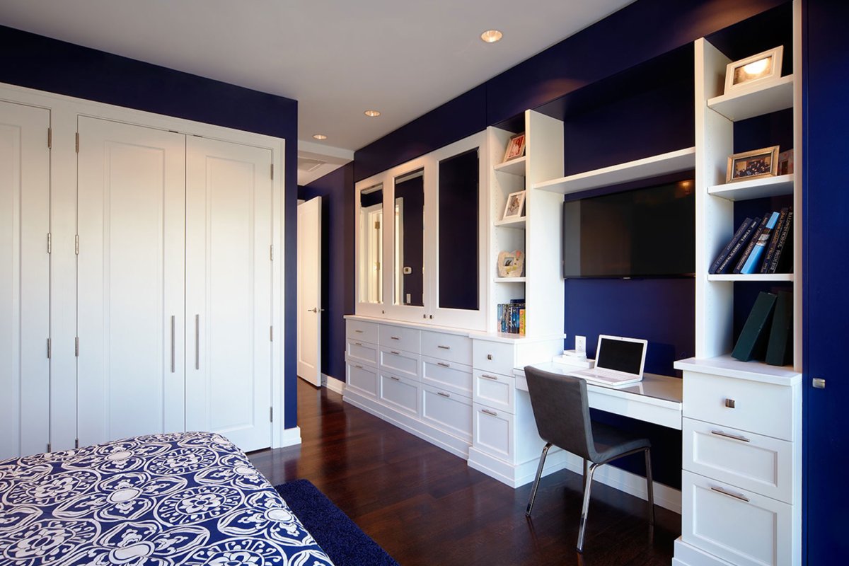 Шкаф и рабочая зона в спальне