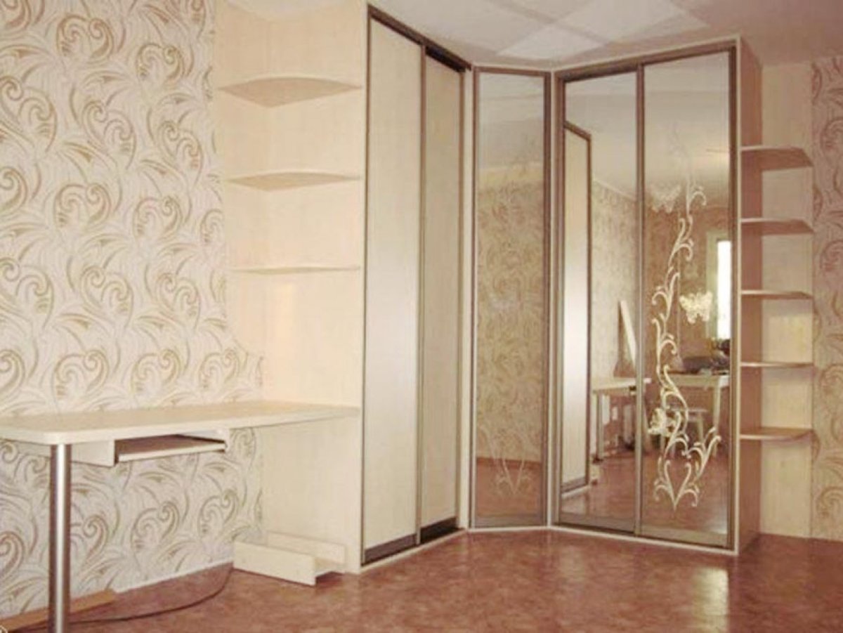 Угловой шкаф купе с зеркалом