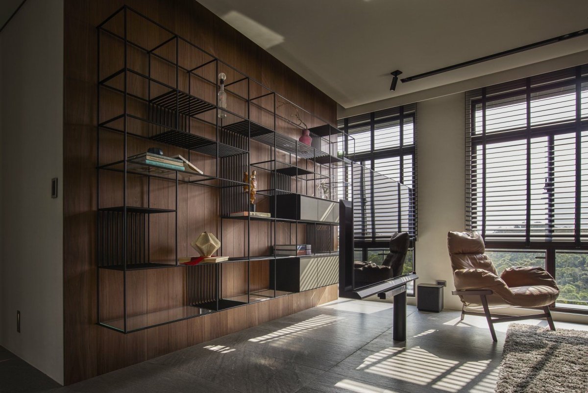 Комната в стиле лофт со стеллажами