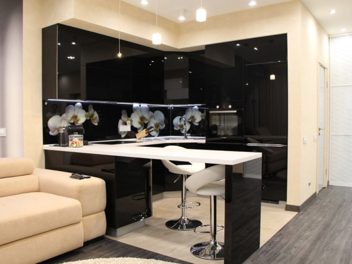 Кухня с барной стойкой в современном стиле