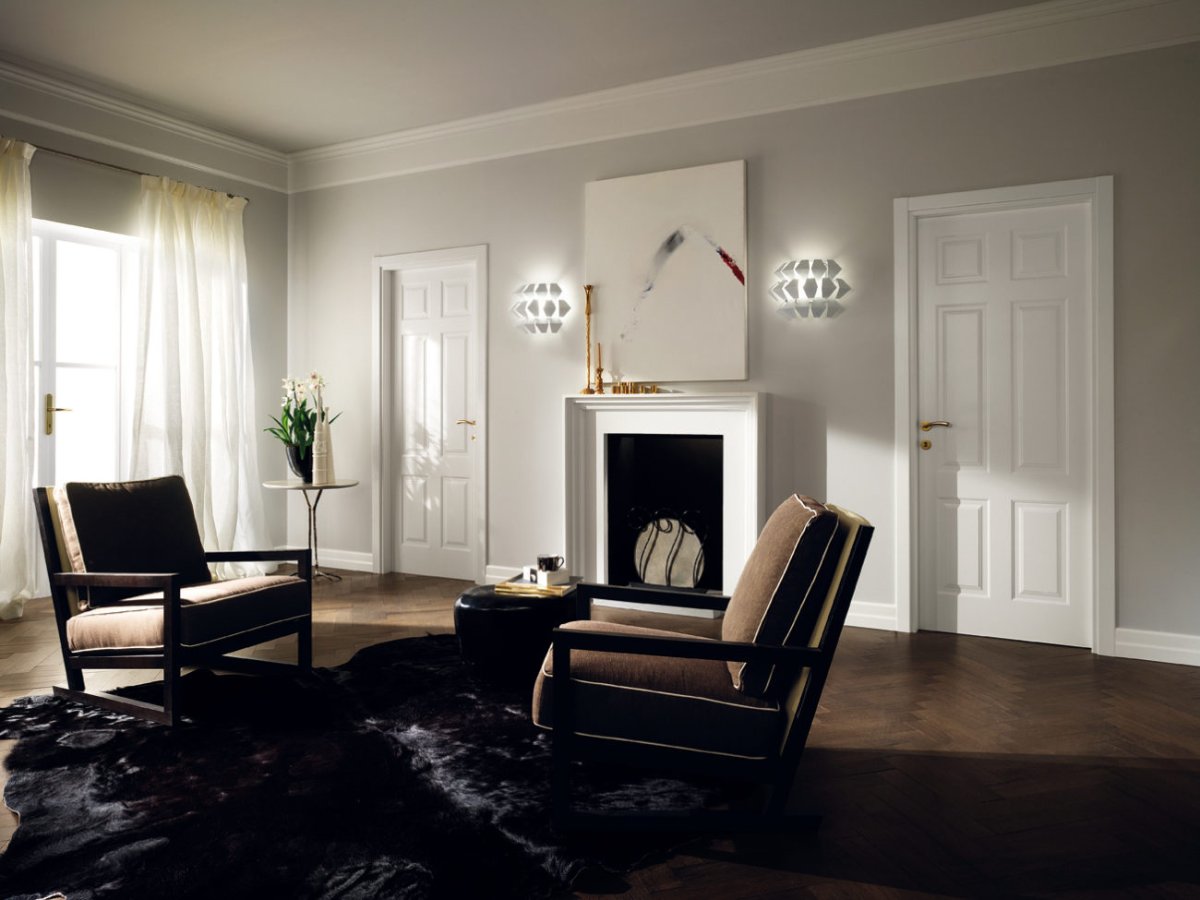 Интерьер коридора с черными дверями