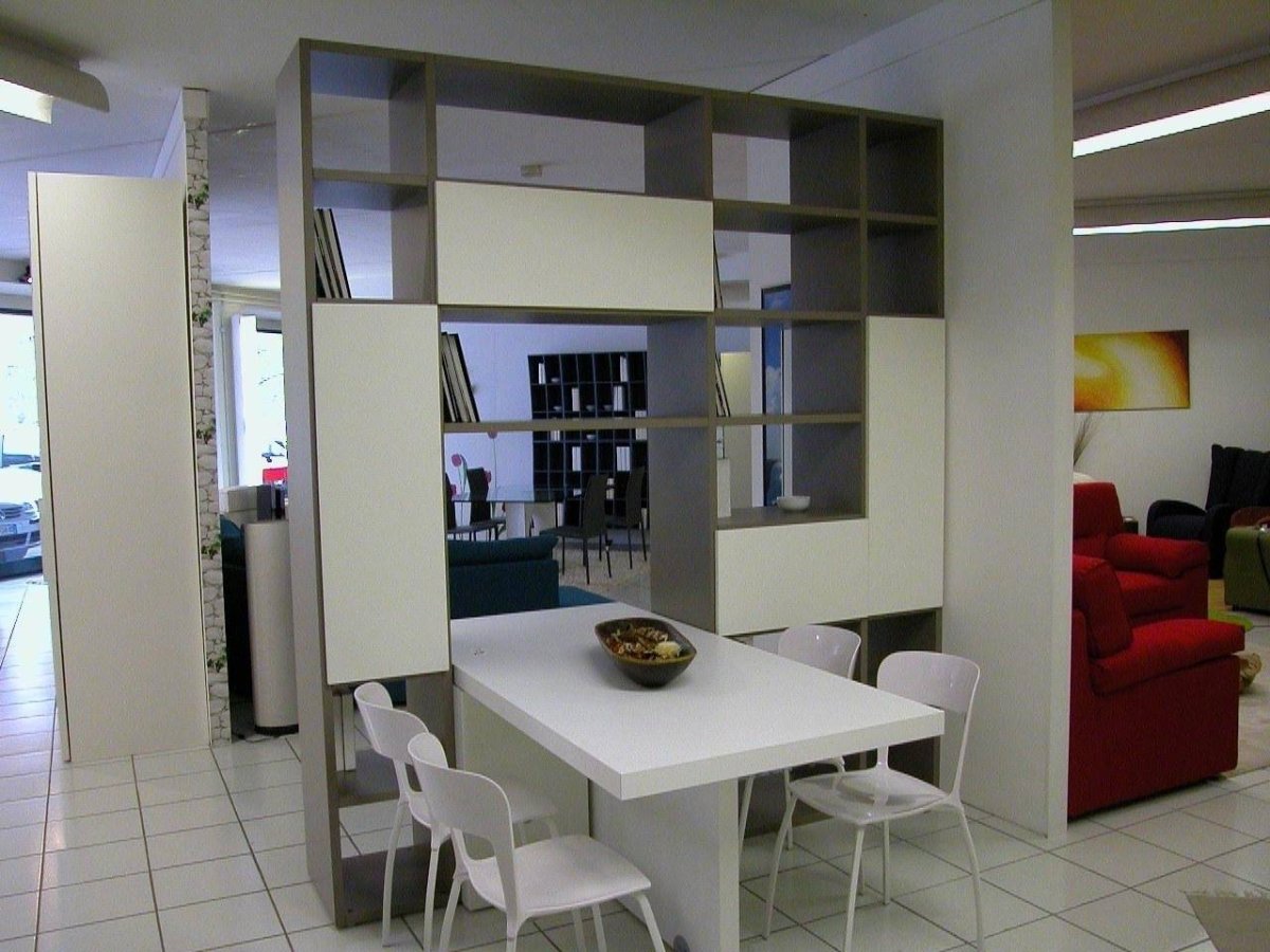 Зонирование кухни и гостиной стеллажом