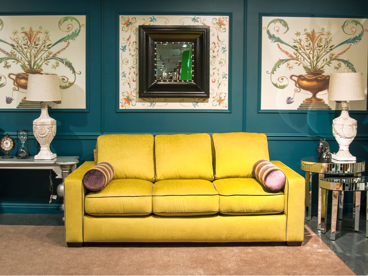 Диван горчичного цвета