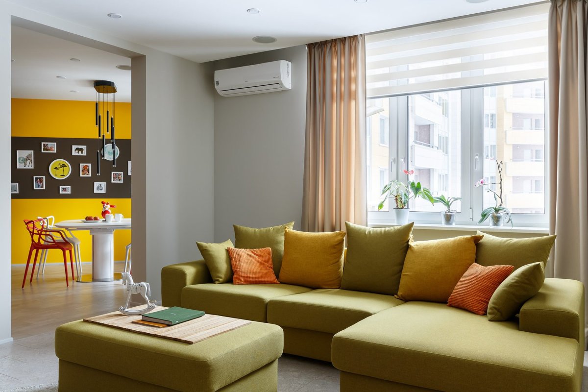 Картина над горчичным диваном