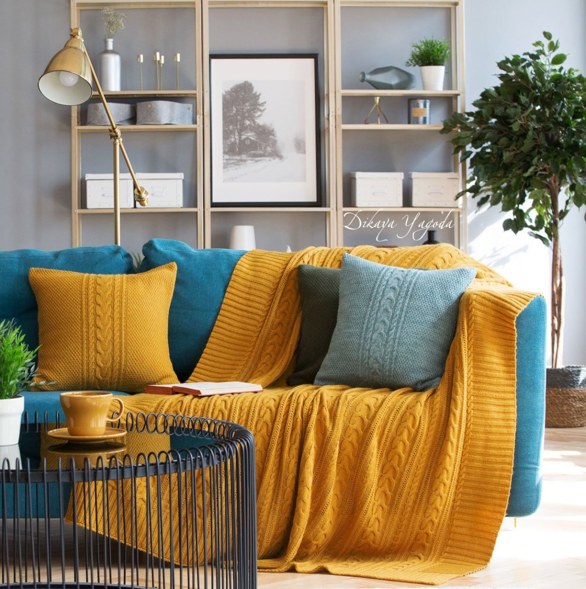 Яркий диван