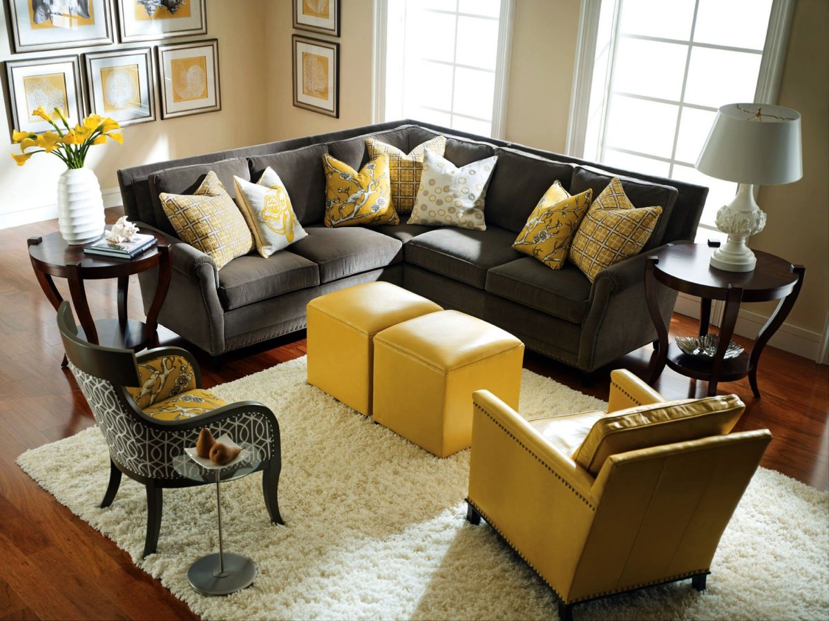 Диван горчичного цвета