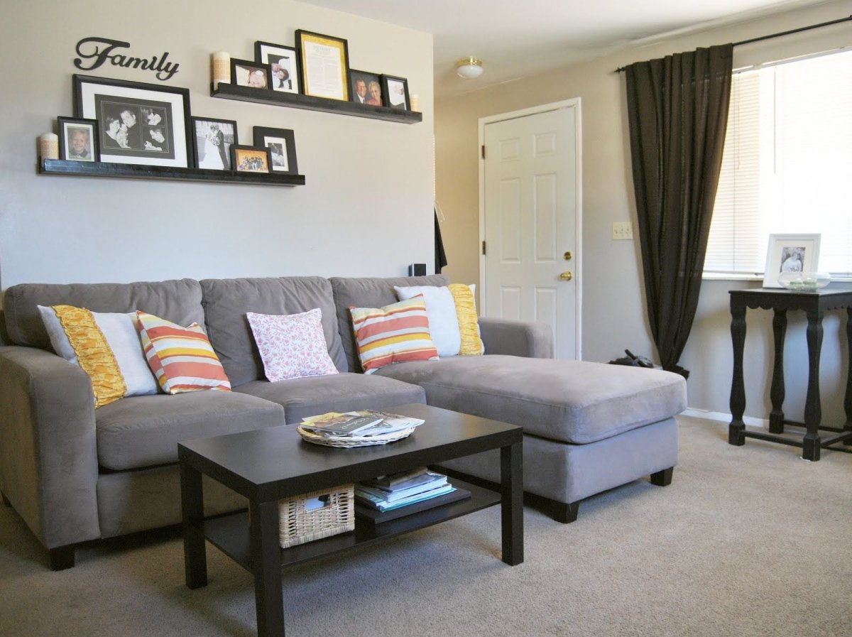 Книжный стеллаж за диваном