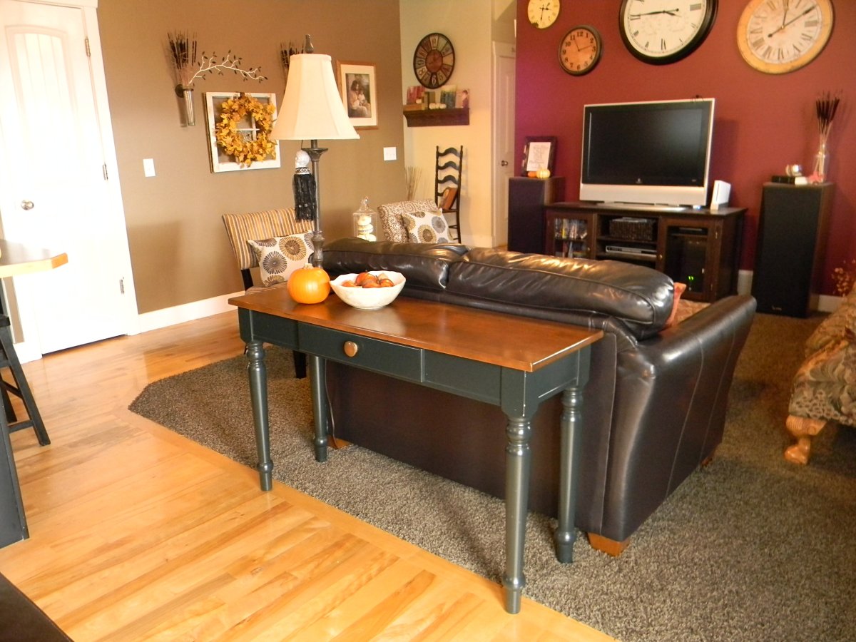 Тумба за диваном