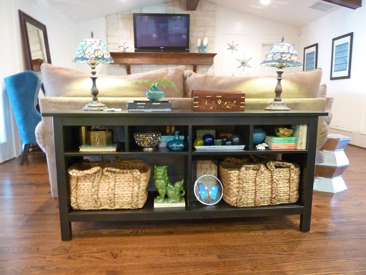 Консольный столик за диваном