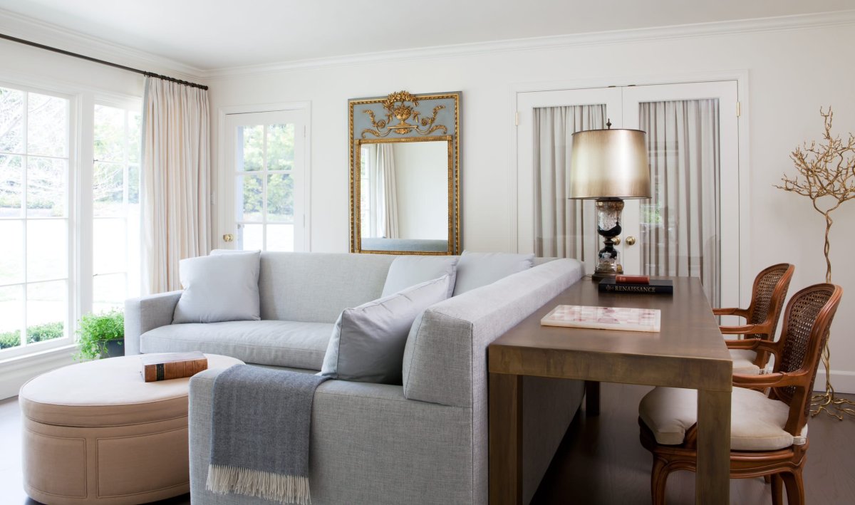 Круглое зеркало в интерьере гостиной