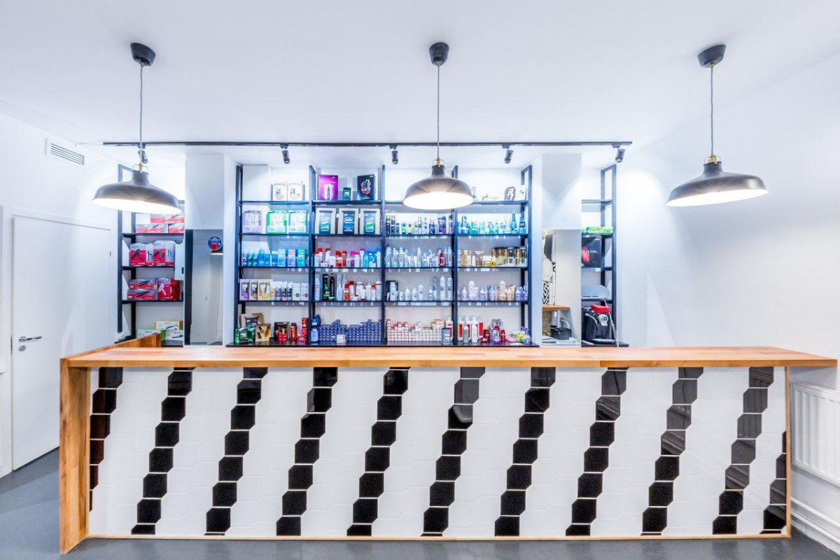 Кухня студия с барной стойкой