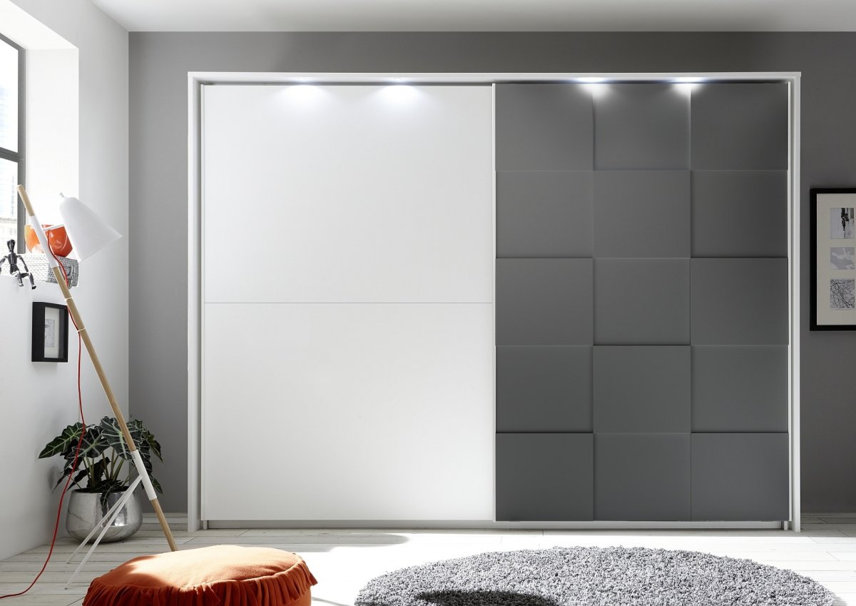 Белый шкаф с ручками