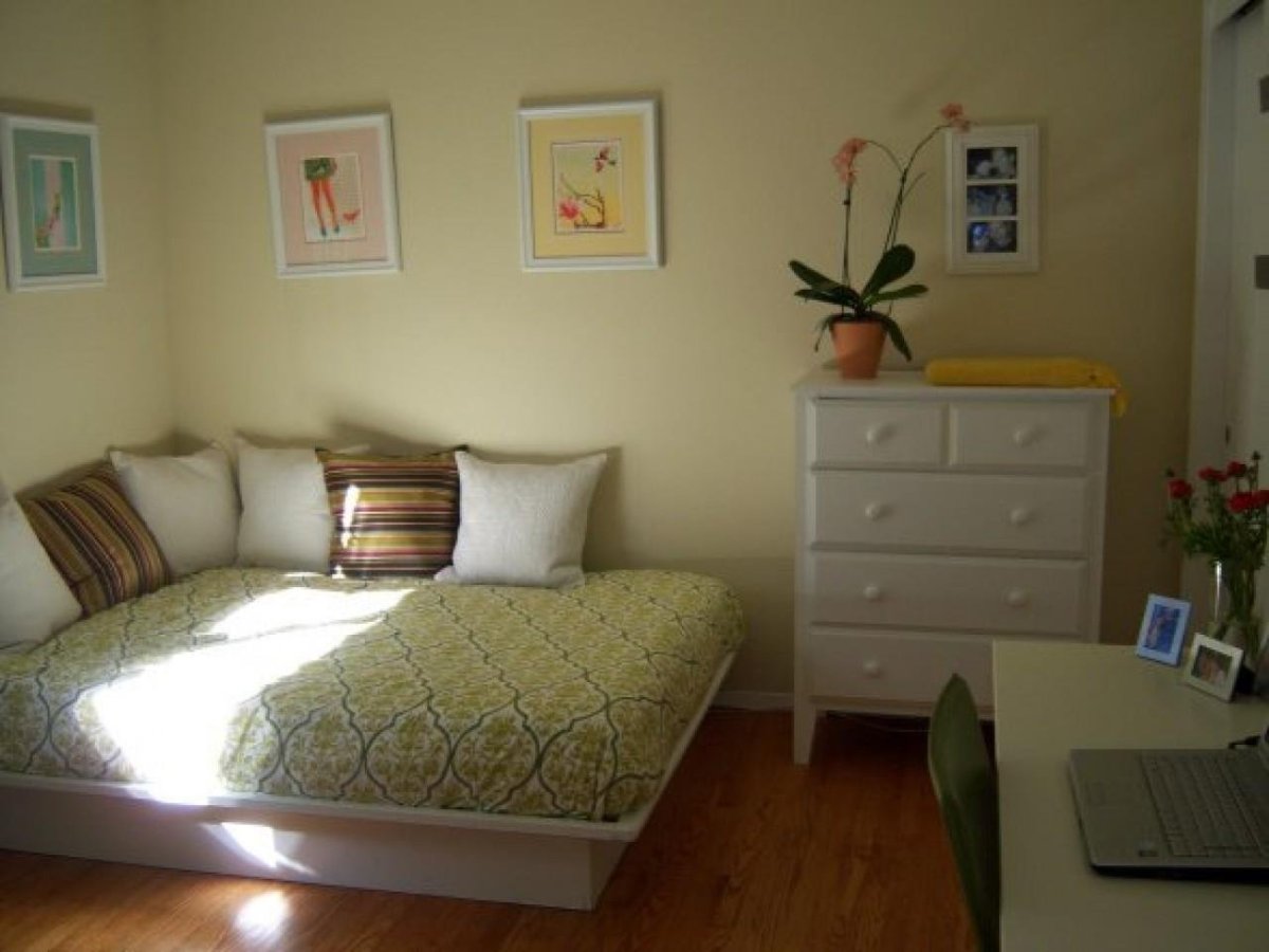 Кровать в углу комнаты