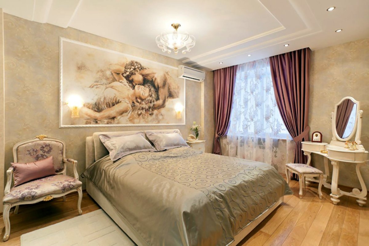 Над изголовьем кровати в рамке