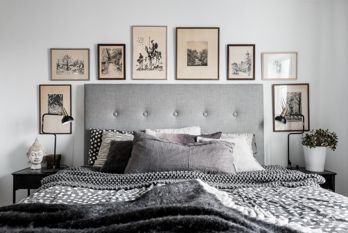 Кондиционер над кроватью в спальне