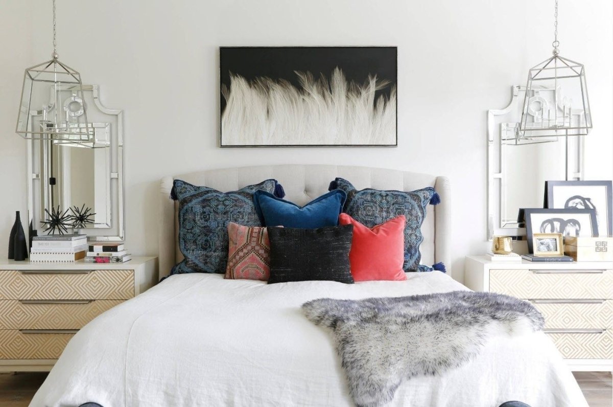 Картина над изголовьем кровати в спальне