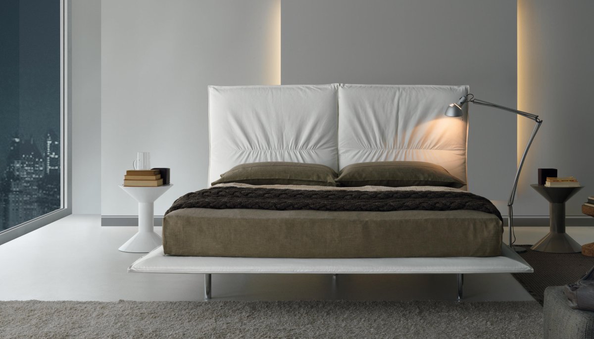 Изголовье кровати картина интерьер