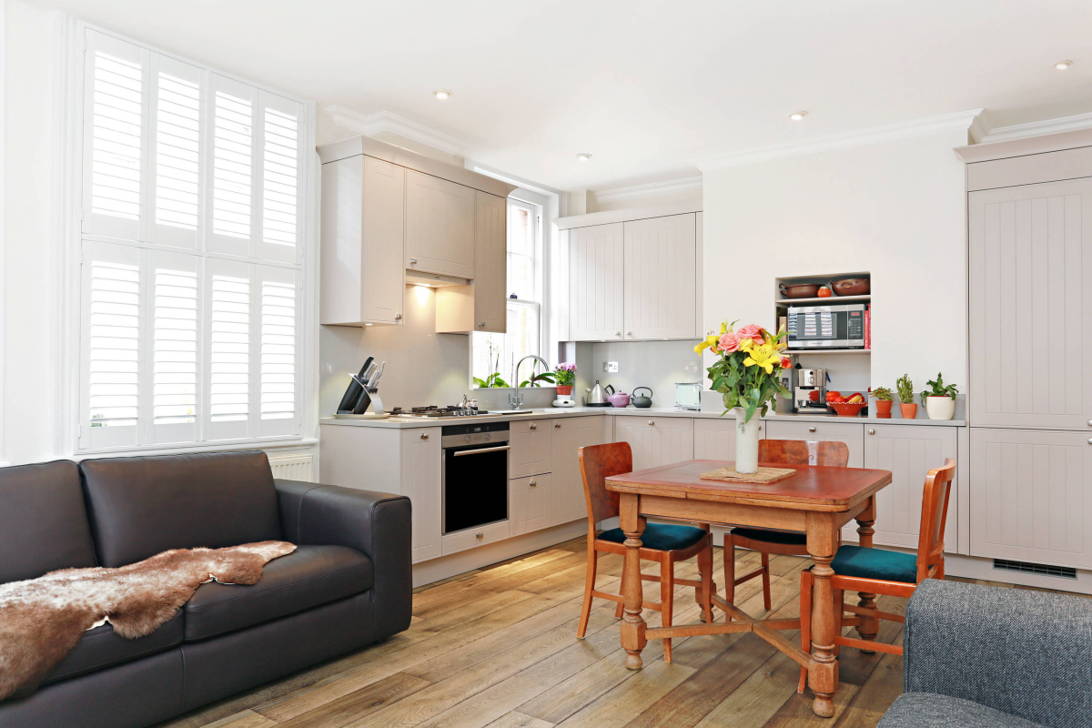 Кухня гостиная в лиловых тонах