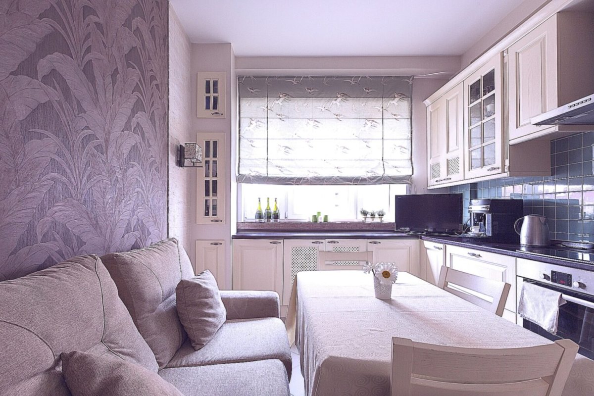 Телевизор над обеденным столом