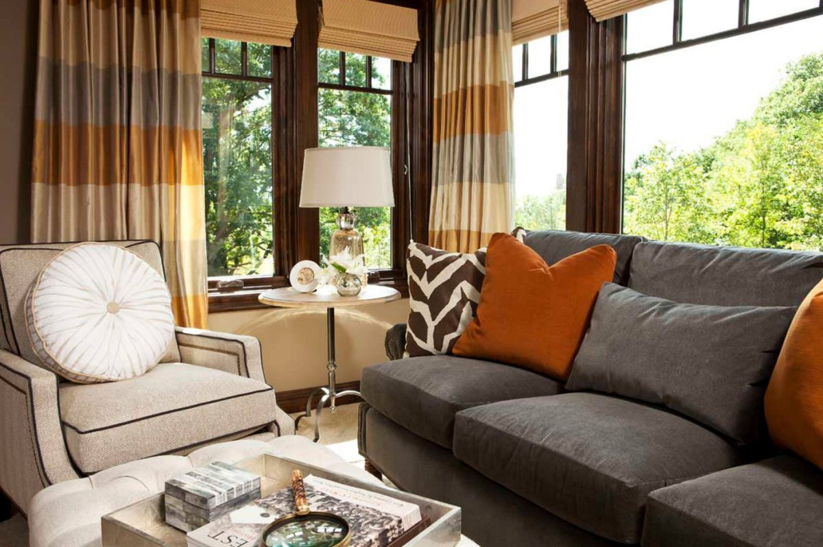 Шторы за диваном в гостиной