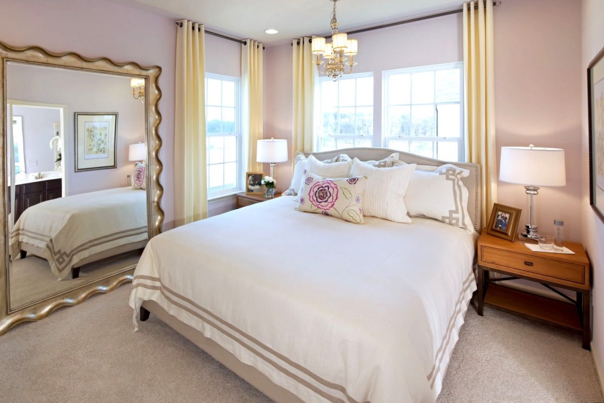 Диван напротив кровати