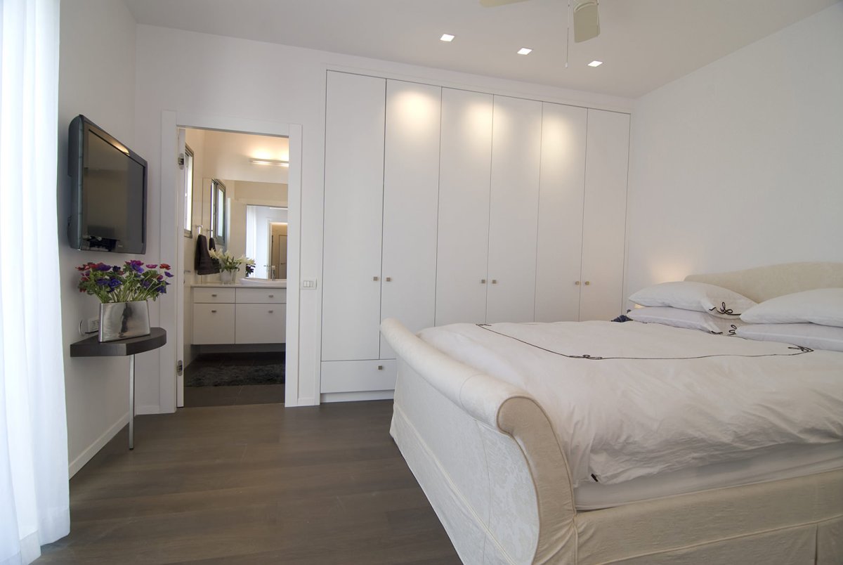 Маленькая спальня с панорамным окном