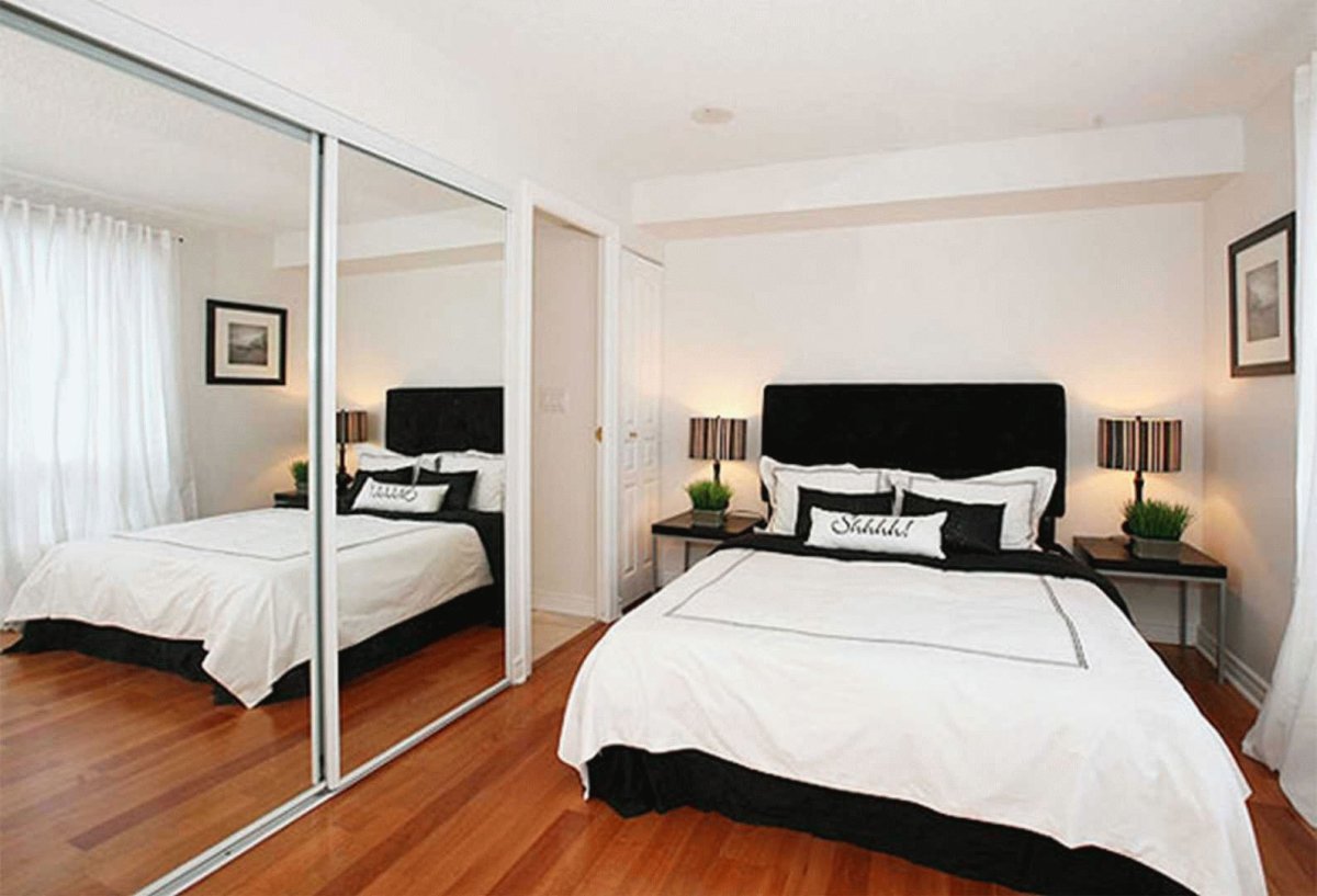 Двуспальная кровать у окна