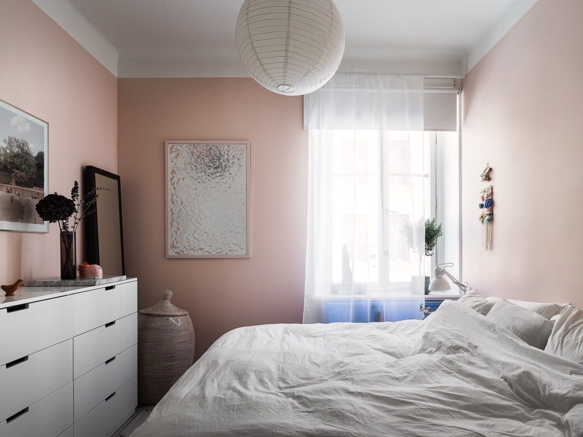 Кровать напротив окна в спальне