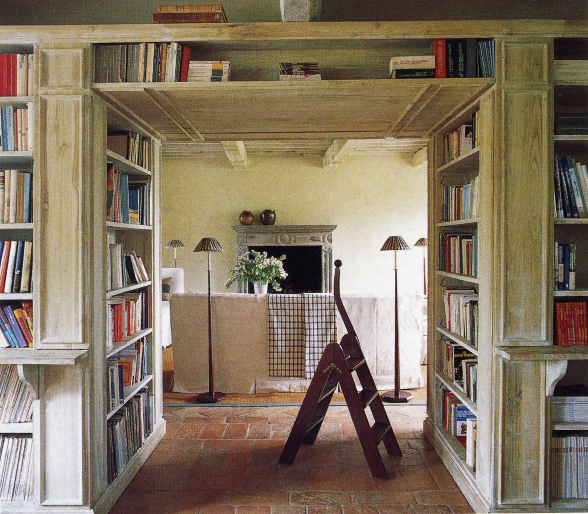 Стеллаж над дверным проемом