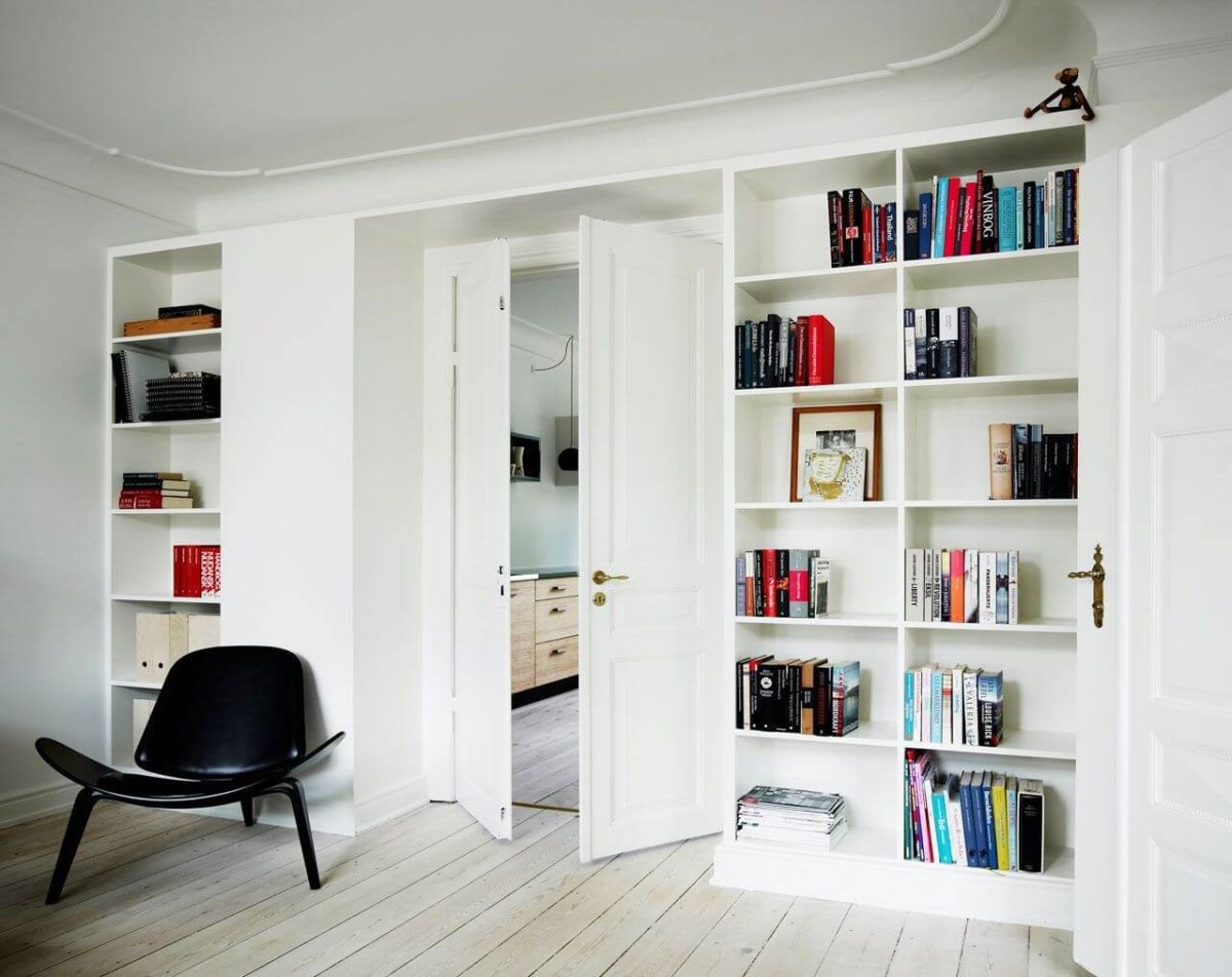 Книжные шкафы вокруг дверного проема