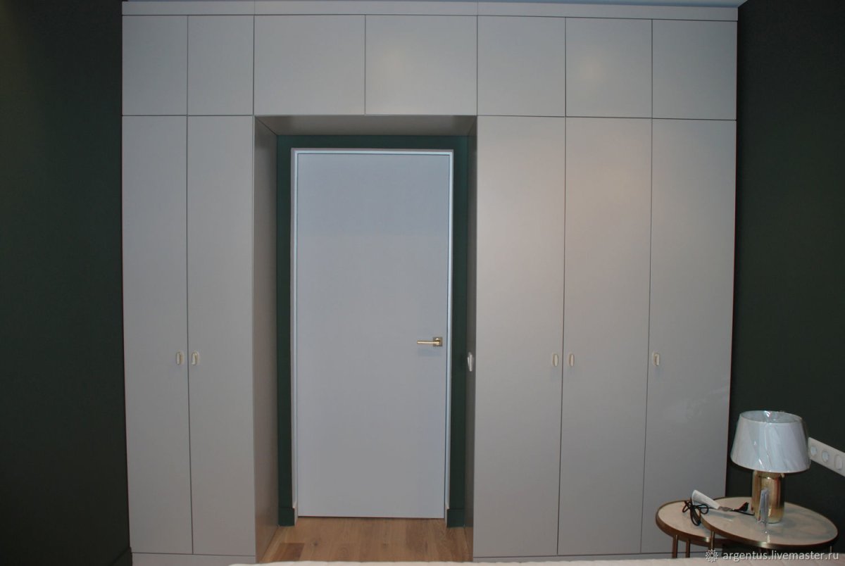 Шкаф вокруг дверного проема