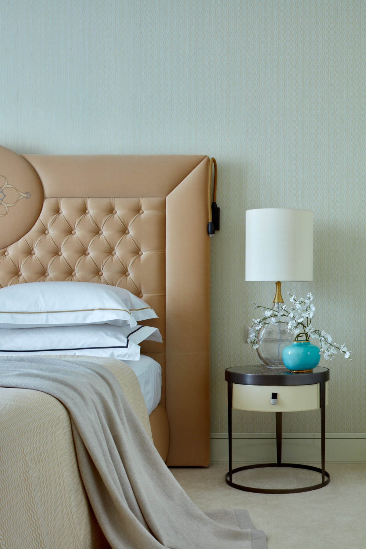 Кровать с мягким изголовьем