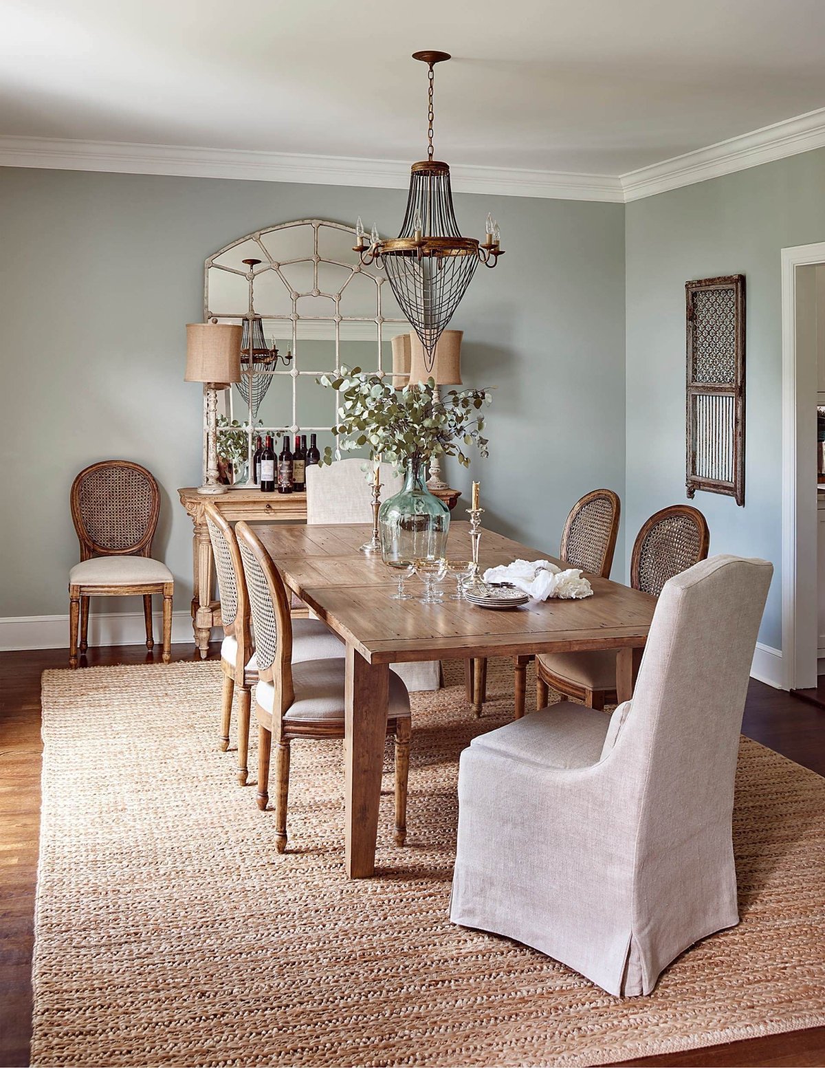 Зеркало над обеденным столом