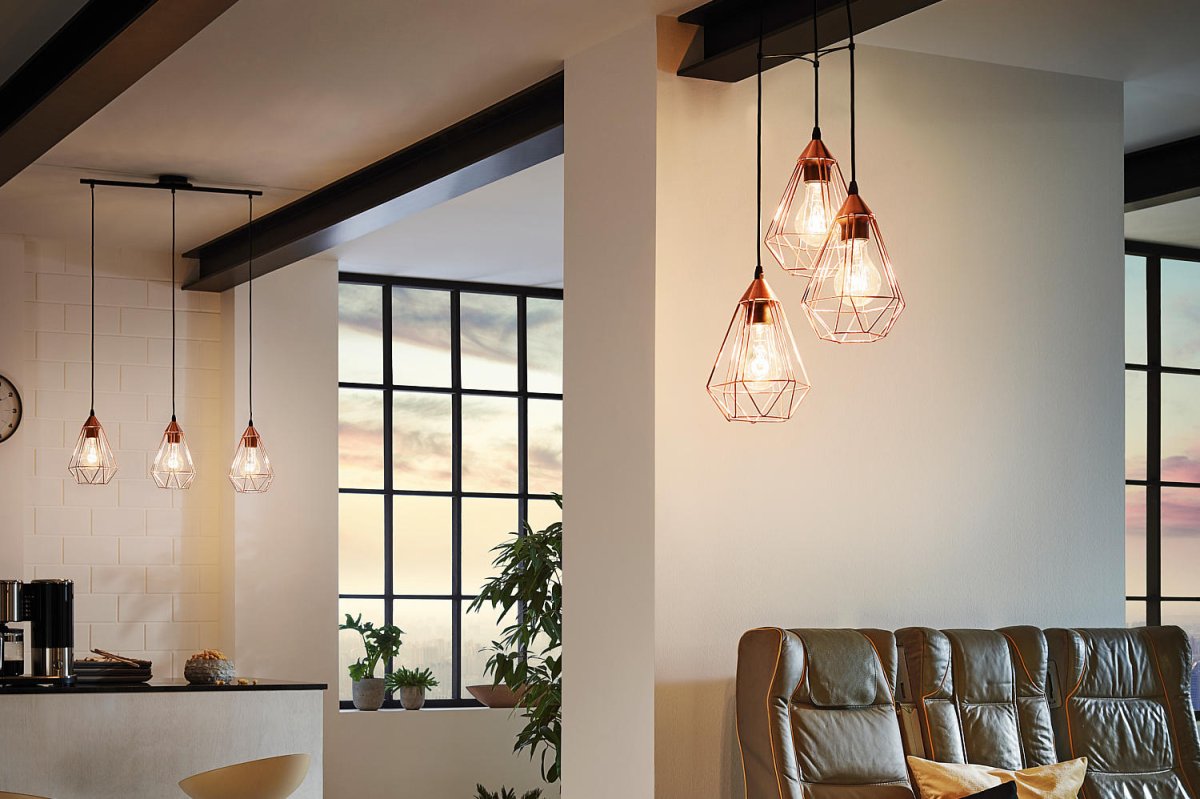 Лампочки над столом