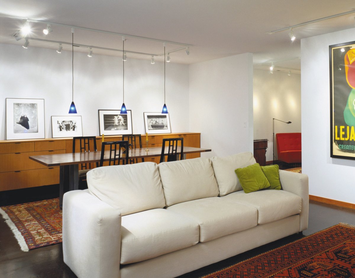 Подвесы над диваном в гостиной