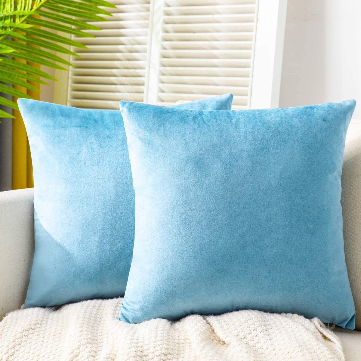 Желтые подушки на диван