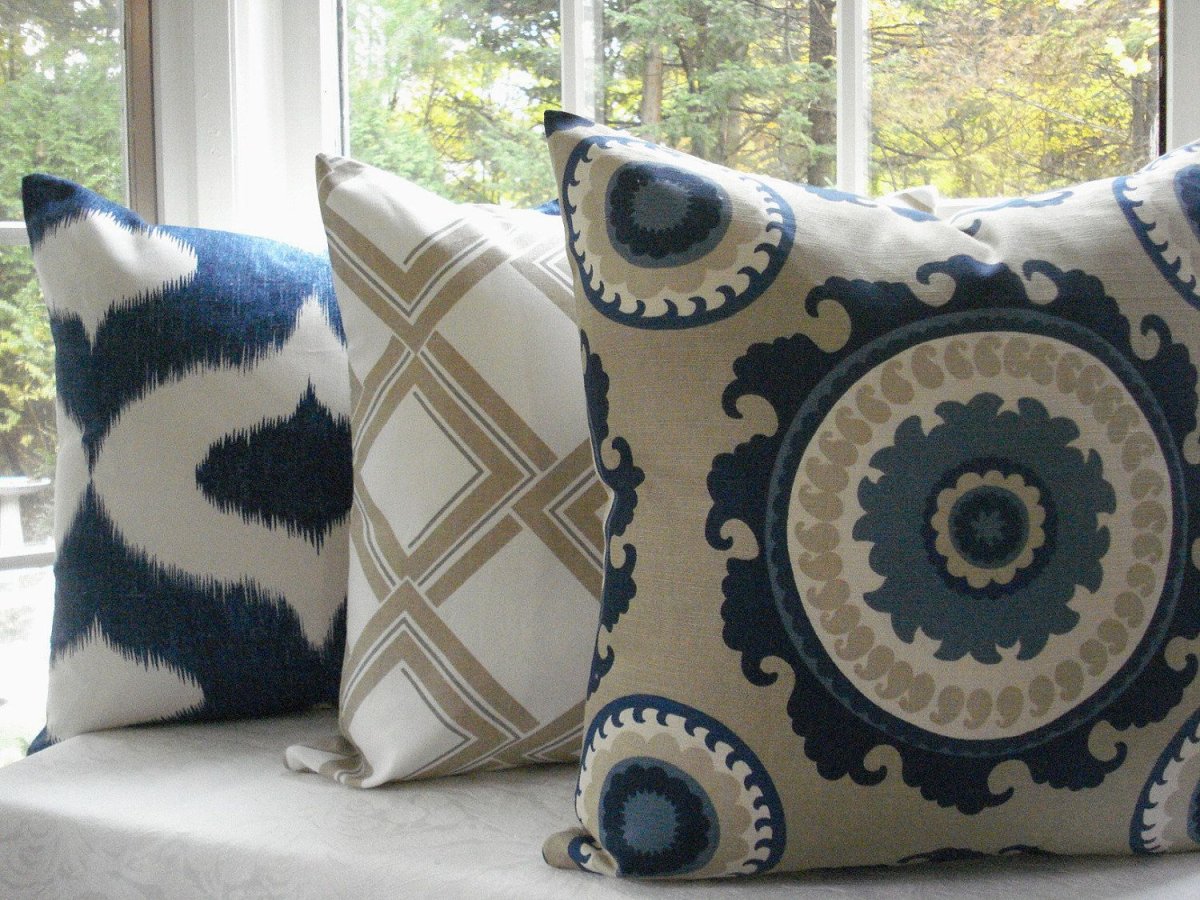 Бирюзовые подушки на диван