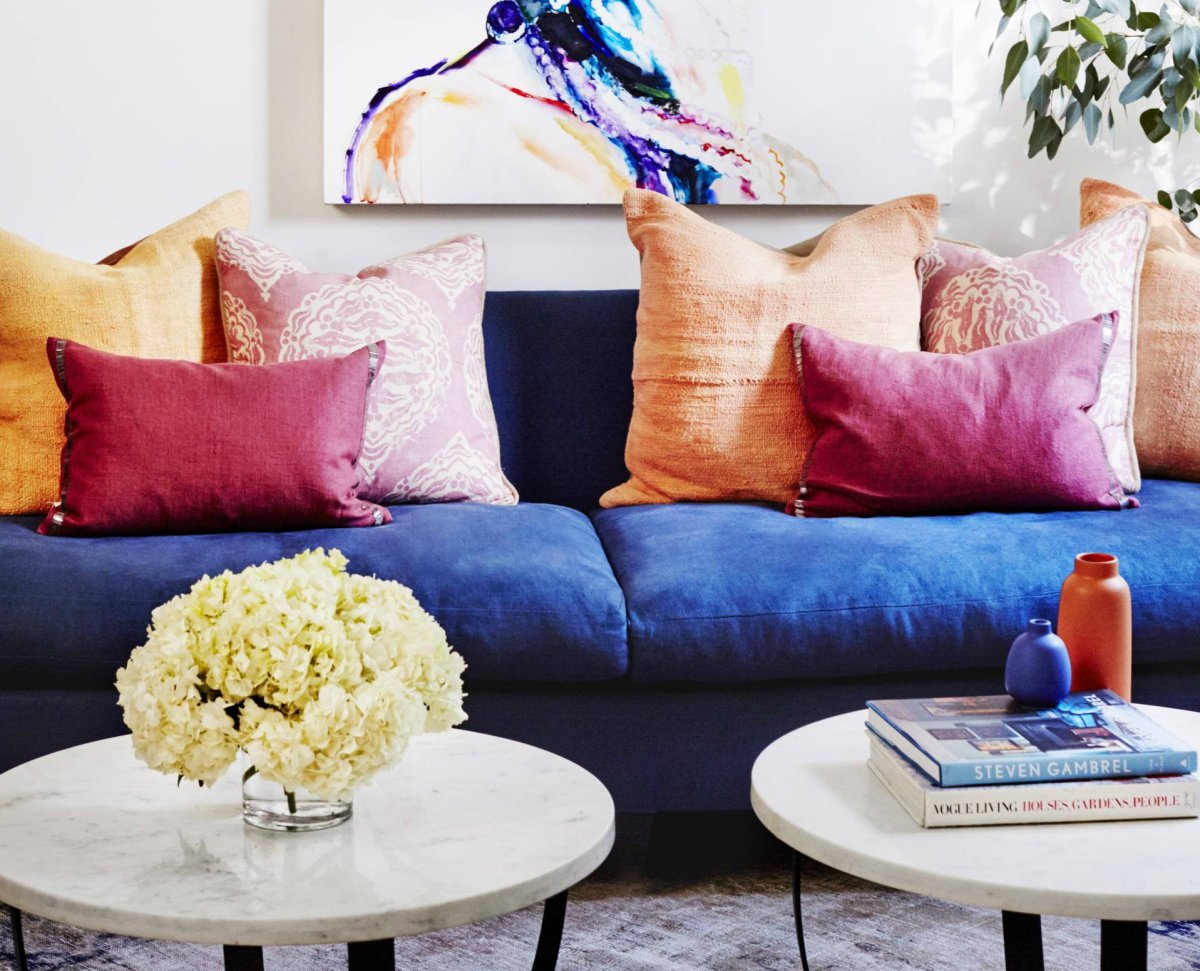 Голубые подушки на диван