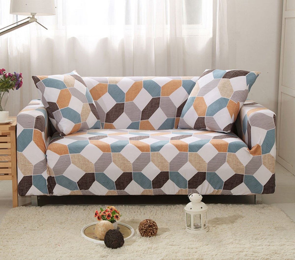 Фиолетовый диван с разноцветными подушками