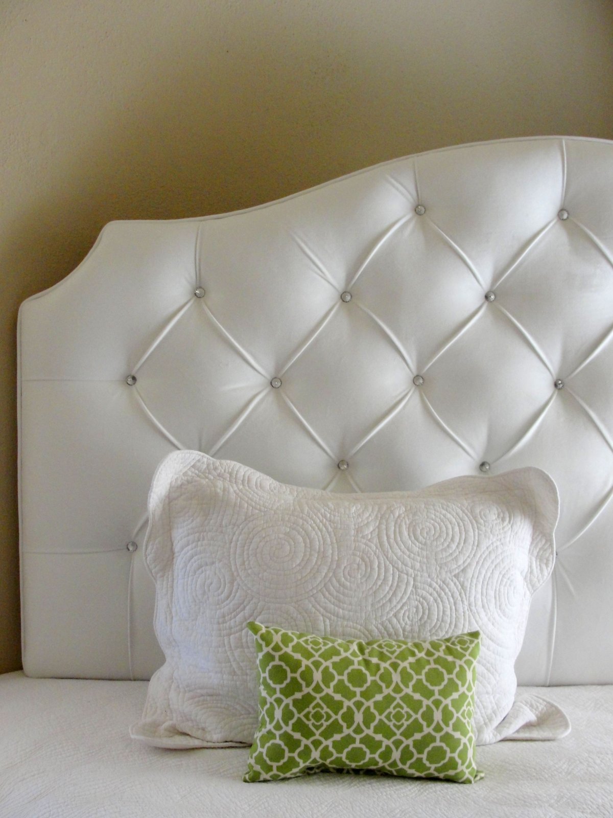 Кровать с красивым изголовьем