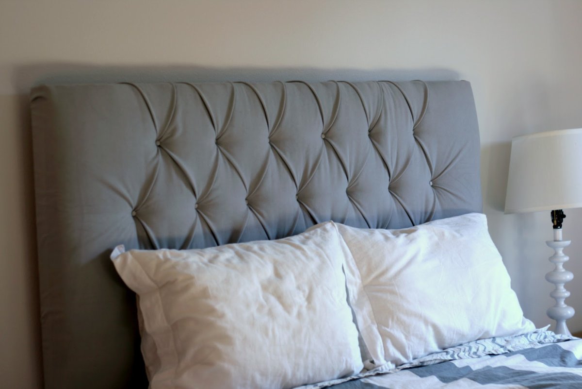 Кровать с мягкой спинкой