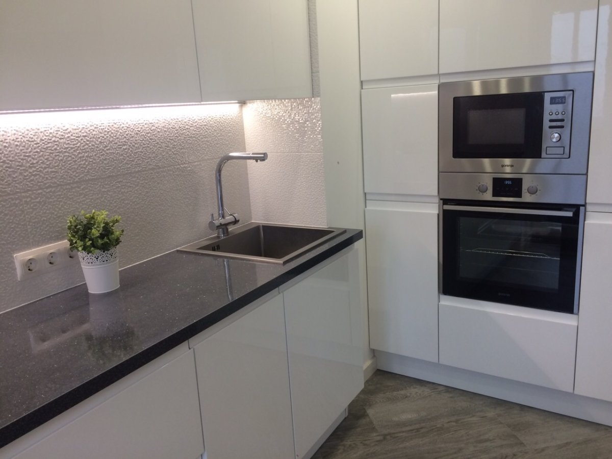 Белая кухня с интегрированными ручками с белой столешницей