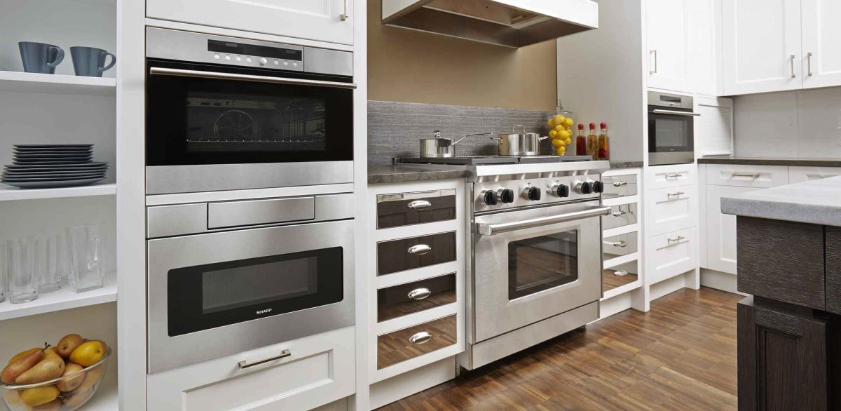 Белая варочная панель на черной столешнице