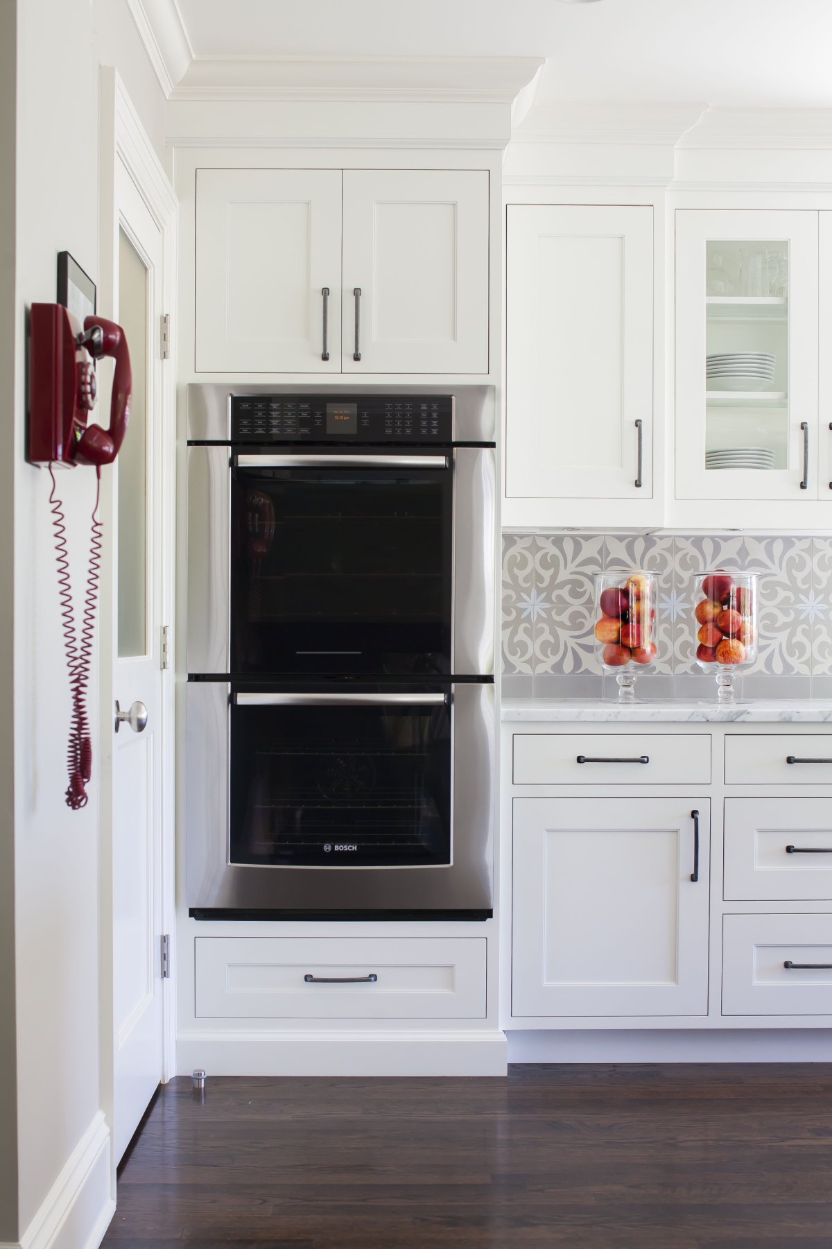 Белая кухня с белой духовкой