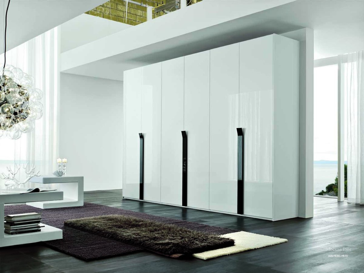 Современный белый шкаф
