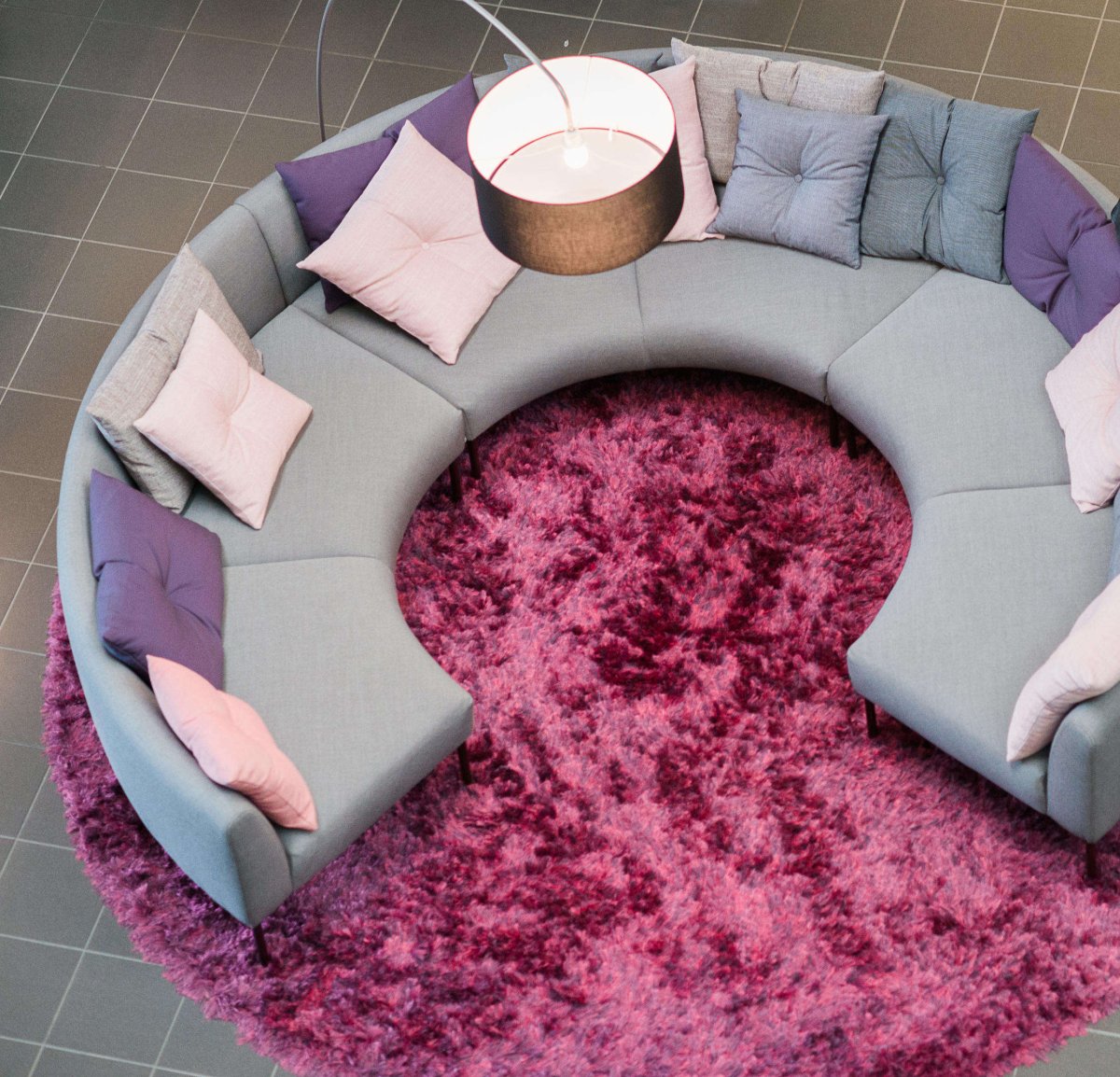 Диван круглый для общественных мест