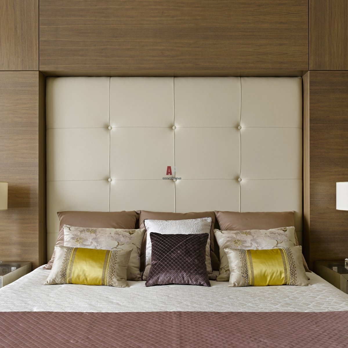 Мягкие панели за кроватью