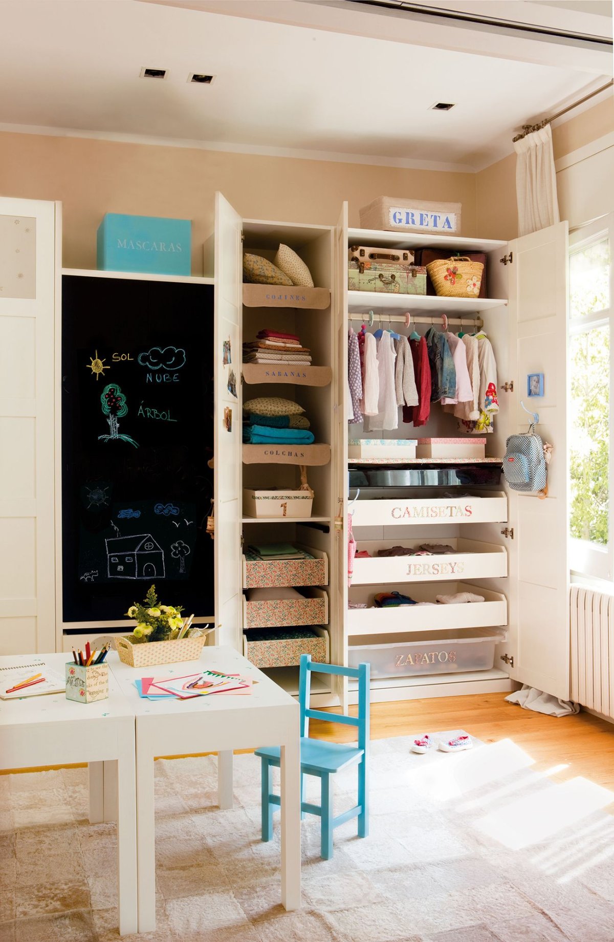 Шкаф в спальню для девочки