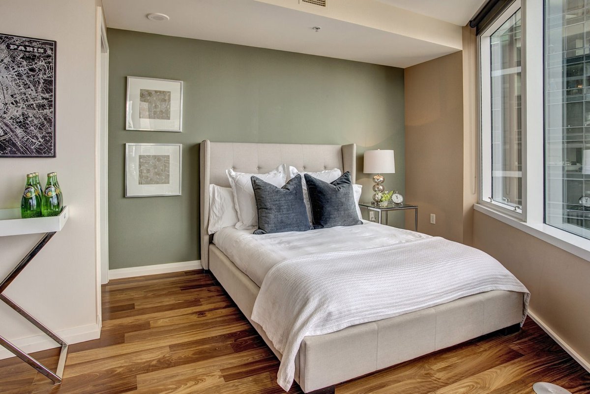 Стена у изголовья кровати сбоку